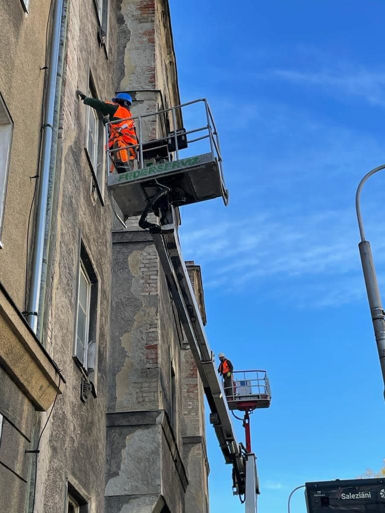 Ružinov odstraňuje nebezpečnú omietku