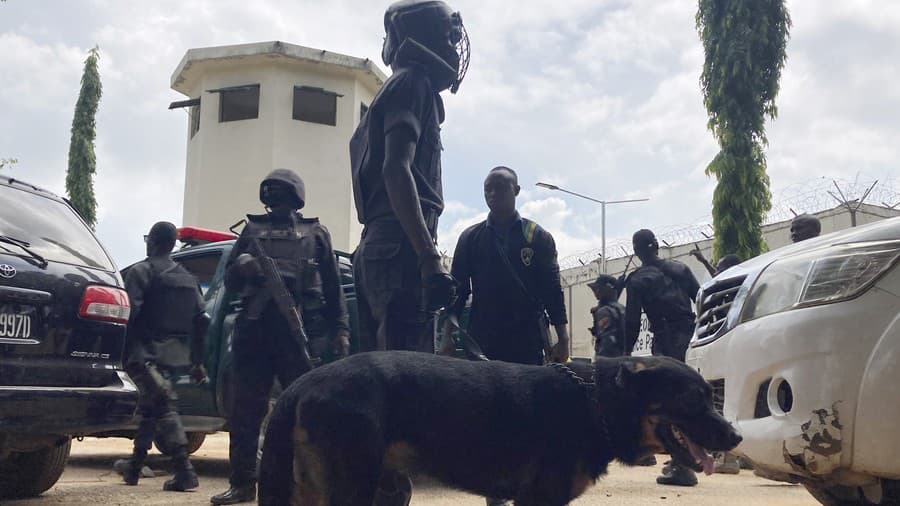 Nigérijskí policajti pred väznicou.