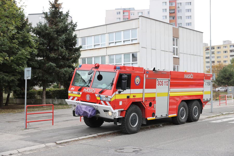 Policajti zo školy evakuovali