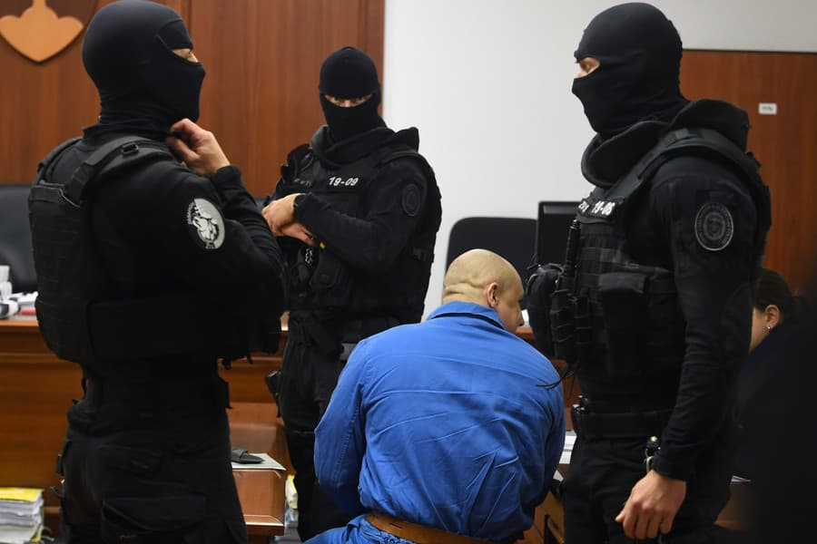 Na snímke obžalovaný Tomáš Sz. prichádza na hlavné pojednávanie v kauze prípravy vrážd prokurátorov na Špecializovanom trestnom súde.