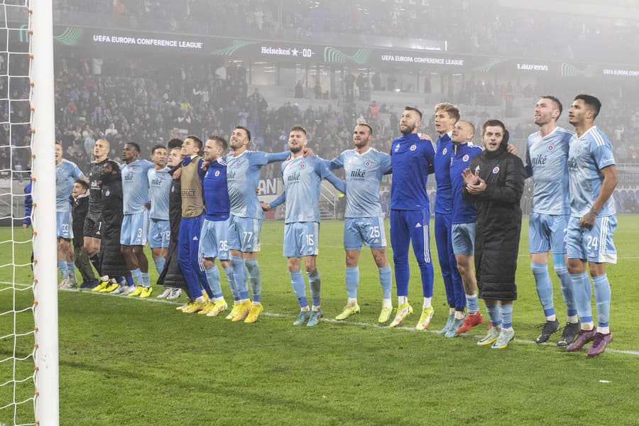 Futbalisti Slovana ďakujú fanúšikom