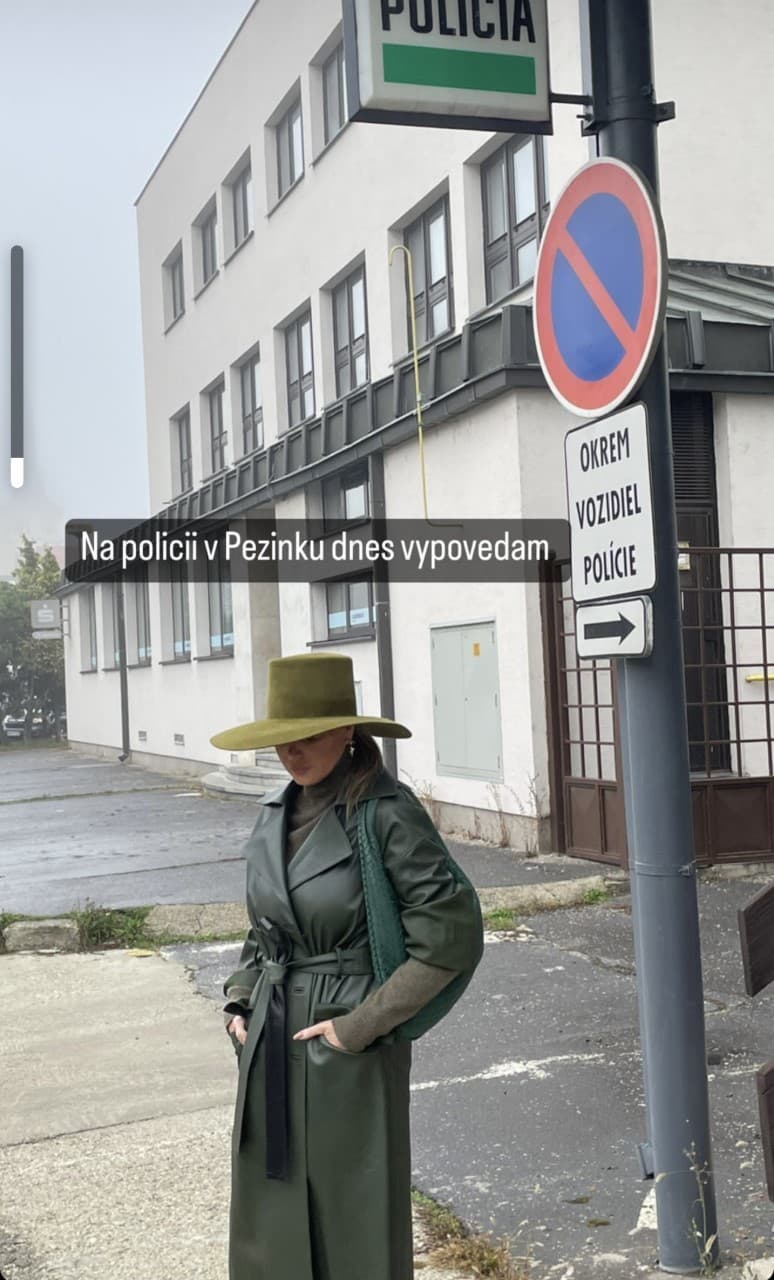 Plavovláska verí, že polícia