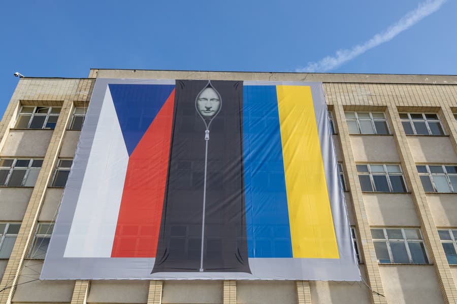 Na budove českého ministerstva vnútra sa objavila kontroverzná vlajka s Putinom.