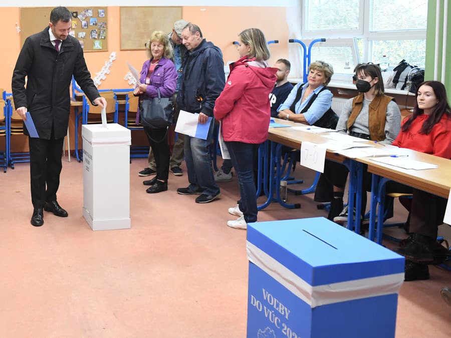 Na snímke predseda vlády SR Eduard Heger vhadzuje obálku s hlasovacími lístkami do volebnej schránky pre komunálne voľby.