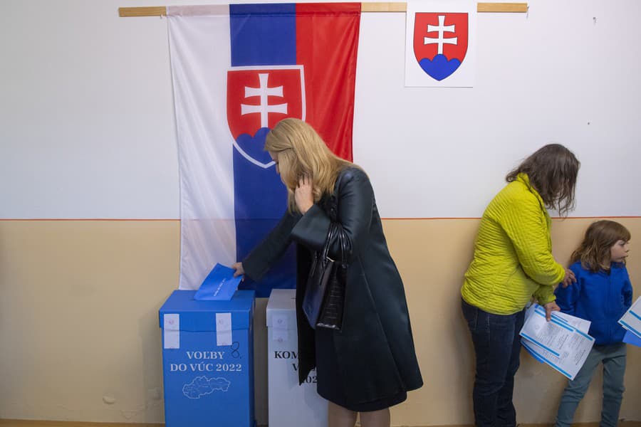 Na snímke prezidentka SR Zuzana Čaputová vhadzuje obálku s hlasovacími lístkami do volebnej schránky.