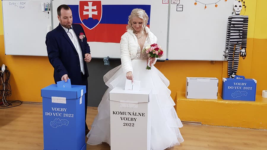 nevesta so ženíchom hlasujú vo volebnej miestnosti v Komárne 29. októbra 2022.