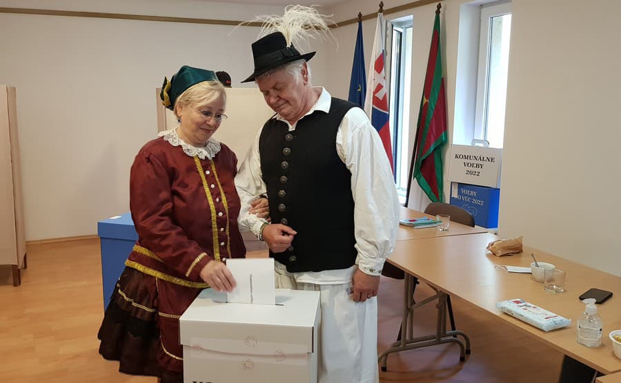  členovia folklórneho súboru hlasujú vo volebnej miestnosti v obci Iža.