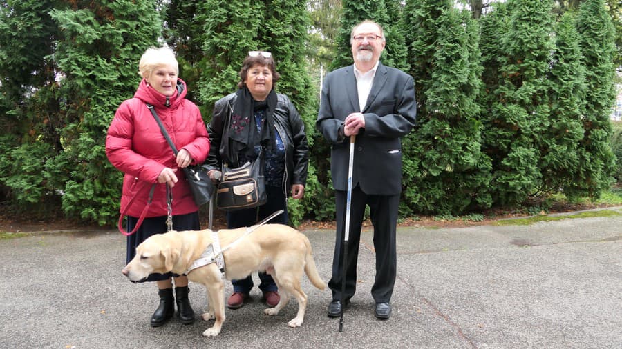 Nevidiaci manžela Zbranekovci z Nitry prišli odvoliť v sprievode svojho huňatého psa Ivora (10). 