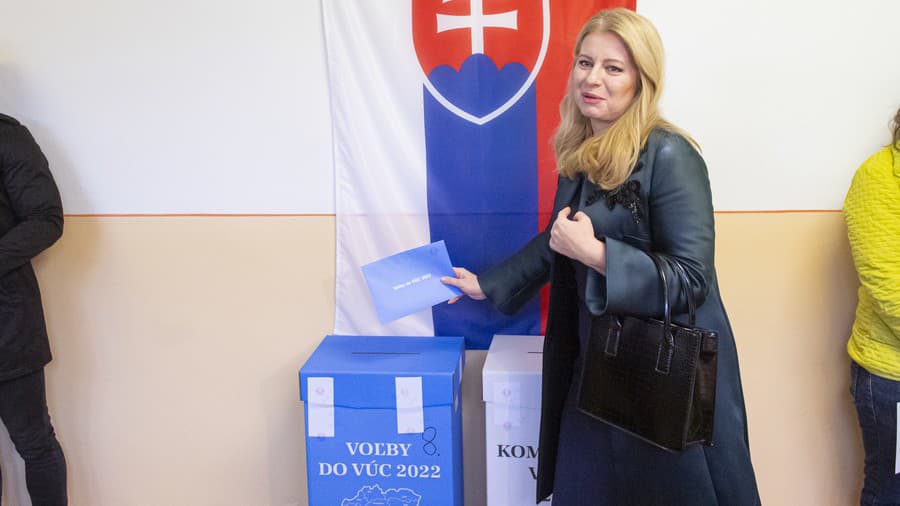 Na snímke prezidentka SR Zuzana Čaputová vhadzuje obálku s hlasovacími lístkami do volebnej schránky.