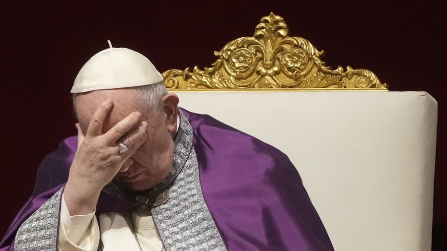 Pápež František sa modlil