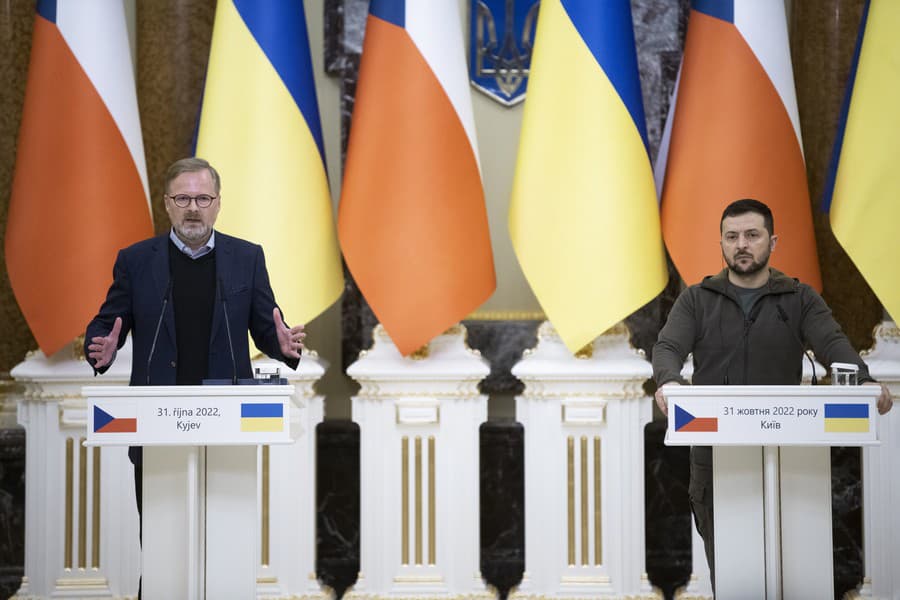 Český premiér Fiala (vľavo) a Volodymyr Zelenskyj počas tlačovej konferencie.
