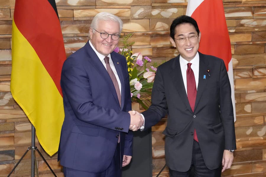 Nemecký prezident Steinmeier s japonským premiérom Kišidom.