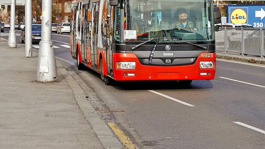 S útokmi muž pokračoval