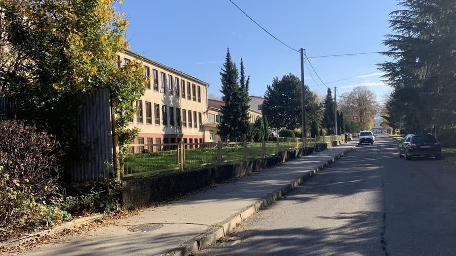 Na strednej odbornej škole v Novákoch vyvádzal tínedžer so sekerou v ruke.