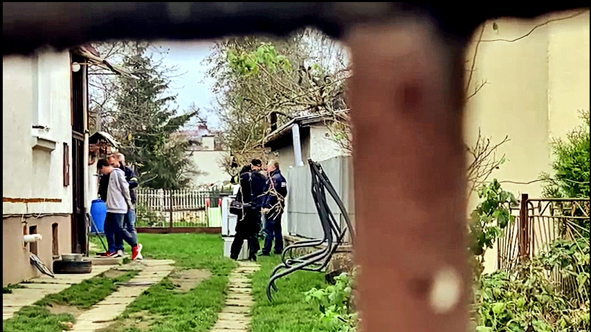 S tínedžerom vstúpili muži zákona i do domu, v ktorom žije s mamou, otčimom a sestrami.