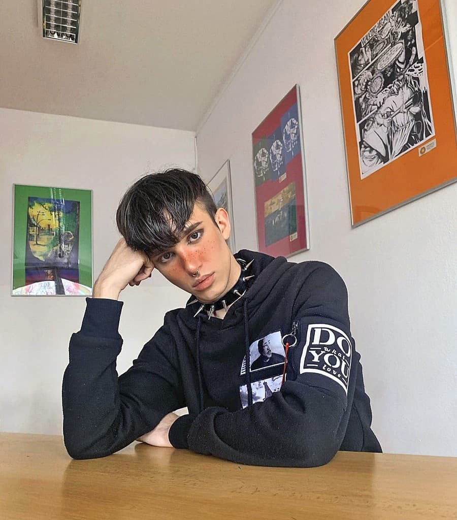 Adam sa v súkromí považuje za obyčajného chalana.