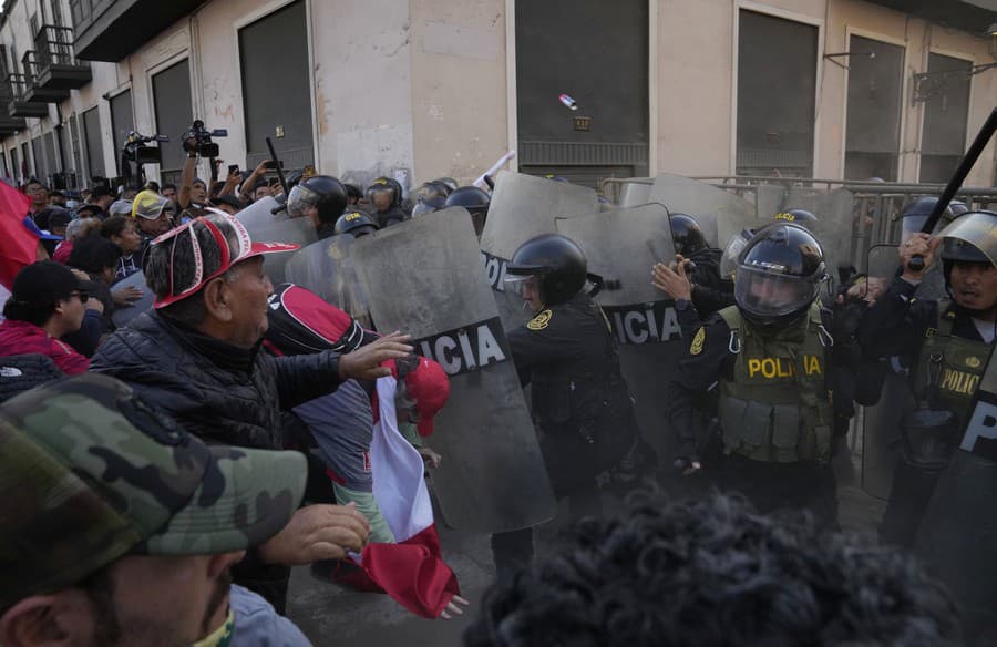 Protivládni demonštranti protestovali neďaleko vládneho paláca v peruánskej Limev v sobotu 5. novembra 2022.