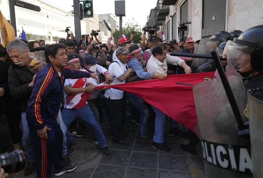Protivládni demonštranti protestovali neďaleko vládneho paláca v peruánskej Limev v sobotu 5. novembra 2022.