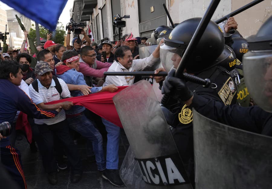 Protivládni demonštranti protestovali neďaleko vládneho paláca v peruánskej Limev v sobotu 5. novembra 2022.