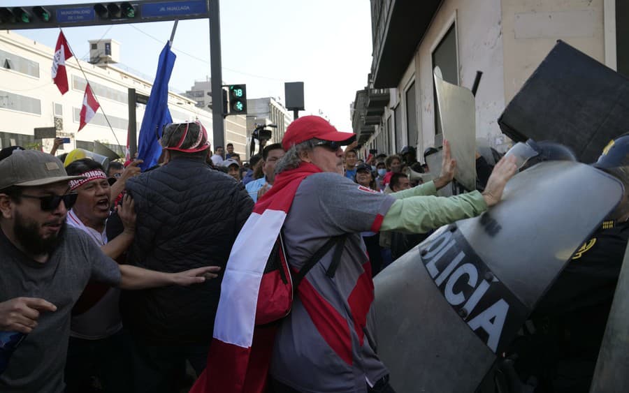 Protivládni demonštranti protestovali neďaleko vládneho paláca v peruánskej Limev v sobotu 5. novembra 2022.