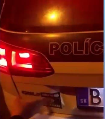 Policajti sedeli v aute, dav sa im vysmieval.