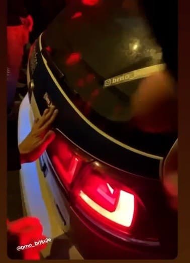Dav oblepil policajné auto nálepkami.