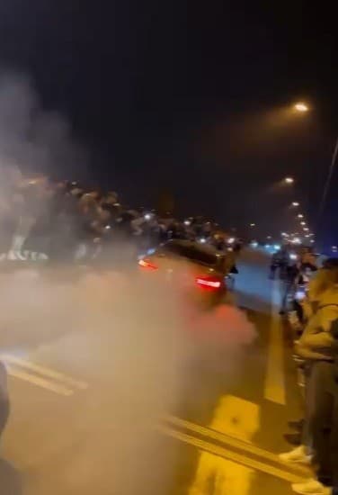 Na nelegálnom zraze sa konali aj preteky.