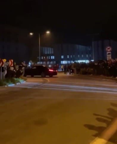 Účastníci obmedzovali premávku na kruhovom objazde.