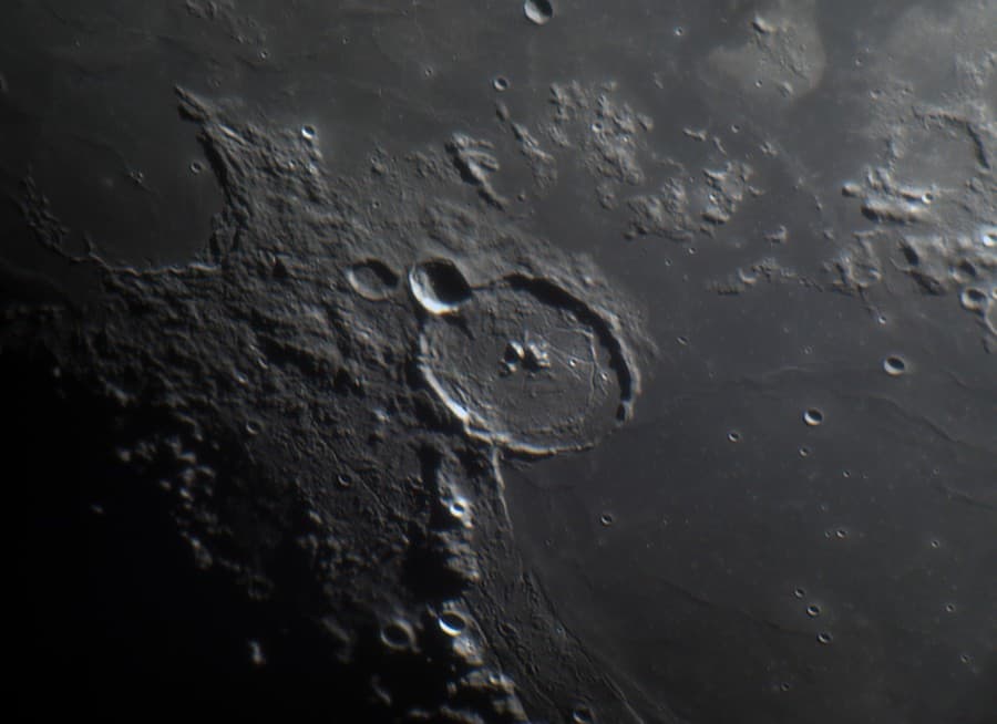Romanovi sa podarili aj takéto detailné snímky povrchu Mesiaca. 