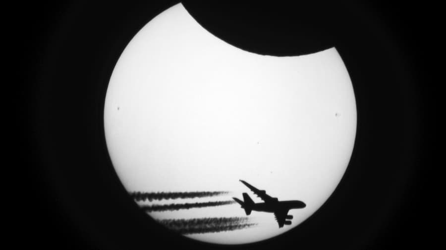 Takto vyzerá záber lietadla s čiastočne zatmeným slnkom.