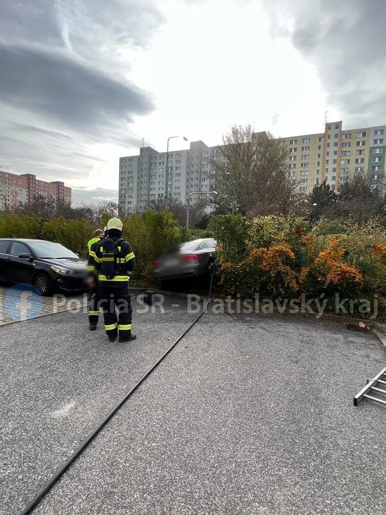 Dôchodca na Audi narazil v Petržalke do plynovej prípojky a poškodil ju.
