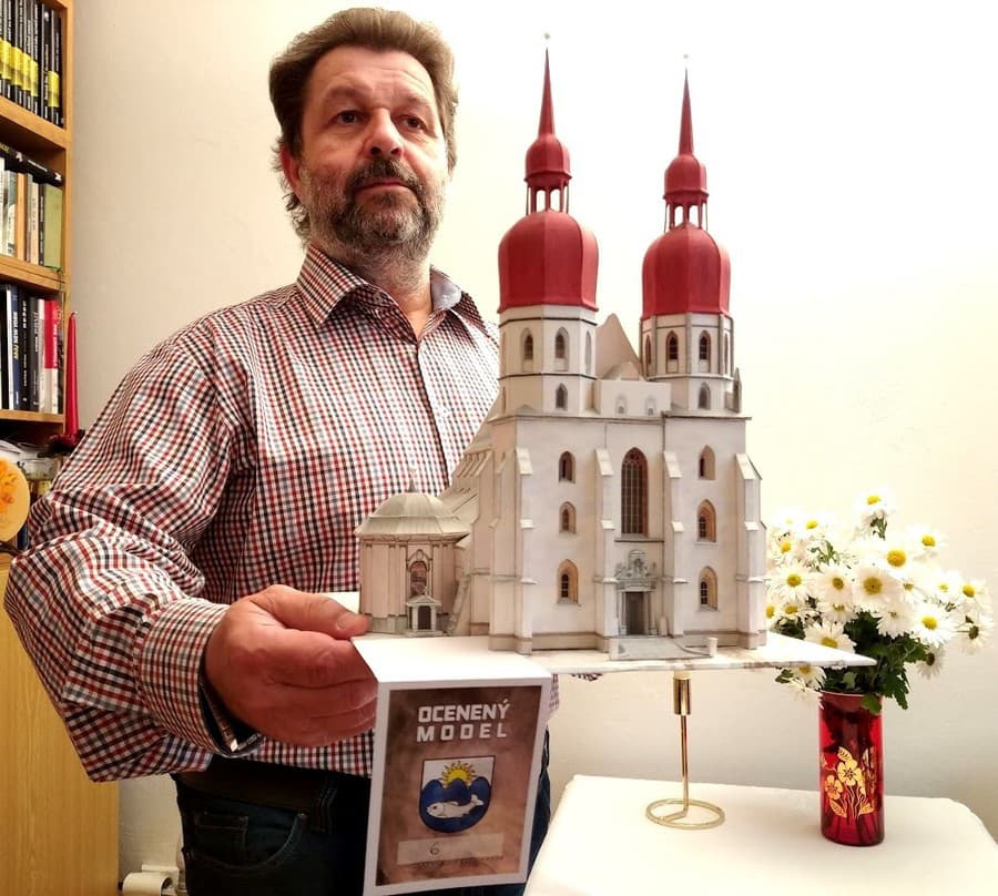 Tibor so svojím modelom Baziliky sv. Mikuláša v Trnave. Mierka je 1 : 200