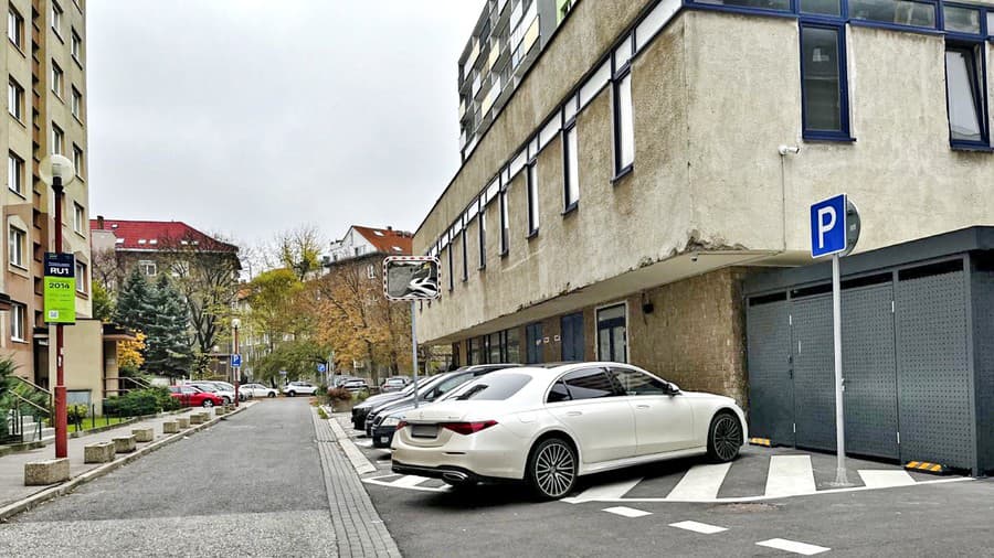 Sujovo auto vídavajú pred poslaneckou ubytovňou parkovať aj na bielych čiarách.