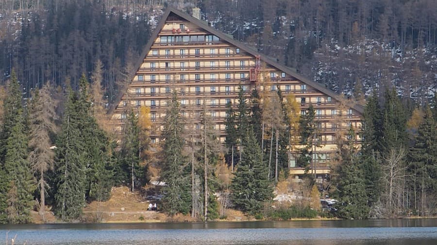 Hotel Patria pri Štrbskom plese patrí k najikonickejším tatranským stavbám.