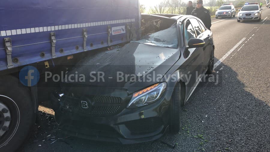 Polícia: Pred hraničným priechodom Brodské narazilo osobné auto do kamiónu.