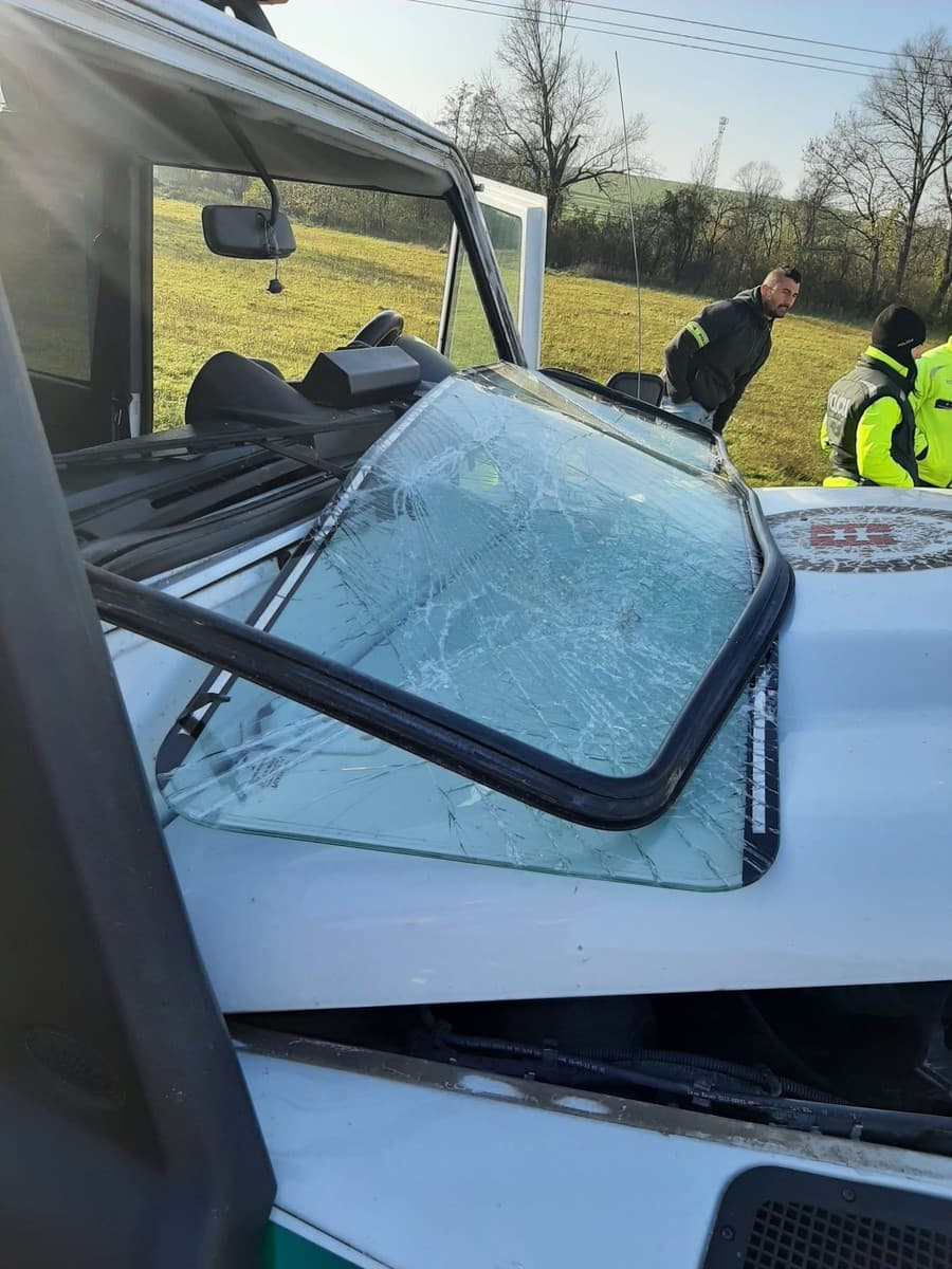 Čelne do seba narazila dodávka a policajné auto, v ktorom sa viezli dvaja policajní pyrotechnici. Jedného s vážnymi zraneniami previezli do nemocnice.