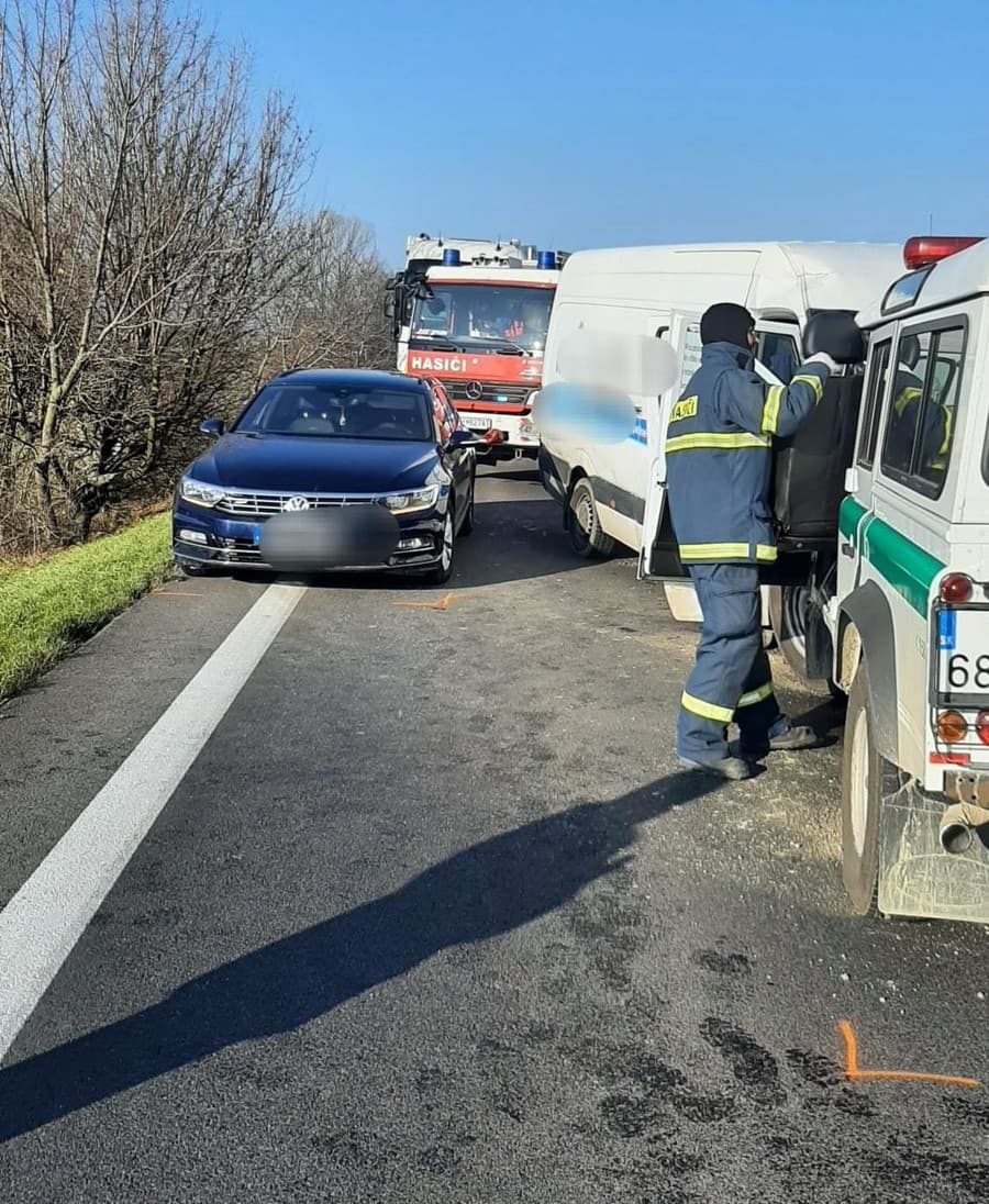 Čelne do seba narazila dodávka a policajné auto, v ktorom sa viezli dvaja policajní pyrotechnici. Jedného s vážnymi zraneniami previezli do nemocnice.