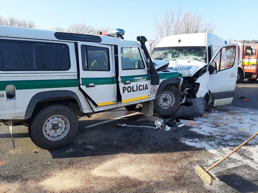 Čelne do seba narazila dodávka a policajné auto, v ktorom sa viezli dvaja policajní pyrotechnici. Jedného s vážnymi zraneniami previezli do nemocnice.