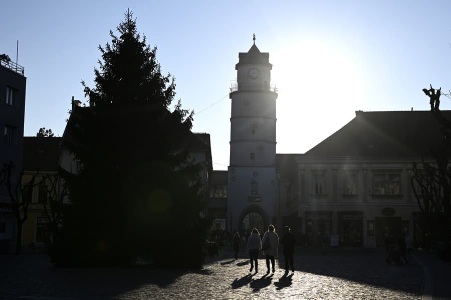 Na námestí v Trenčíne stojí vianočný stromček, mestu ho daroval 92-ročný Trenčan
