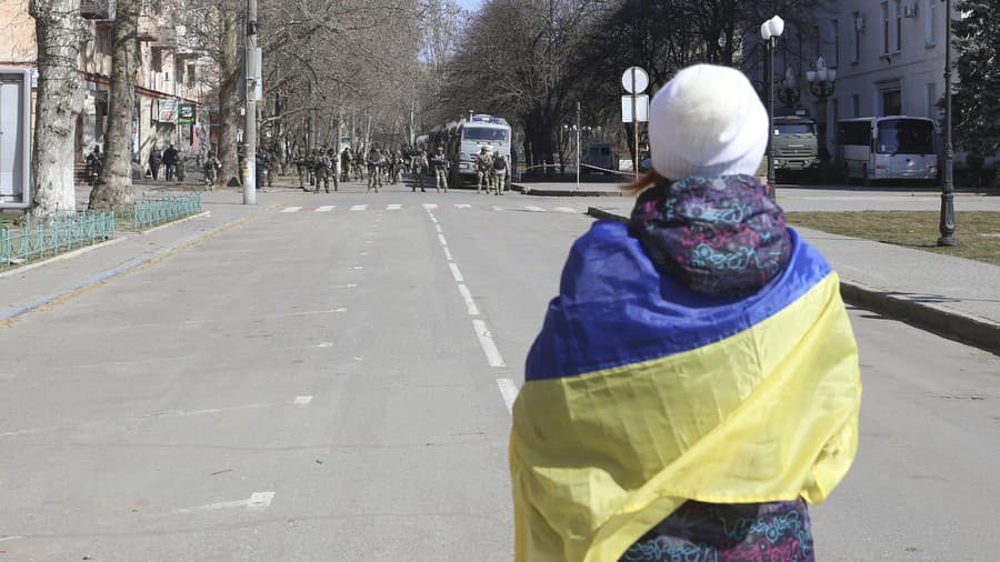 Žena s ukrajinskou vlajkou