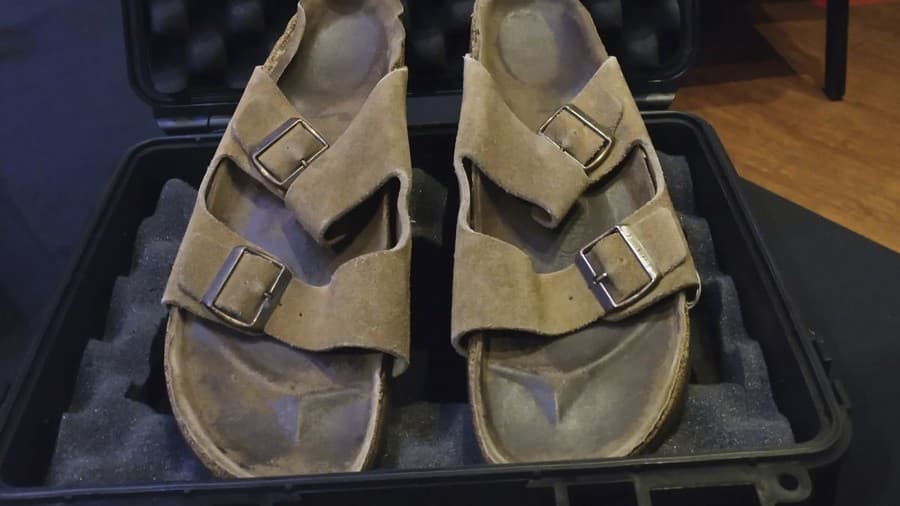 Obnosené sandále značky Birkenstock,