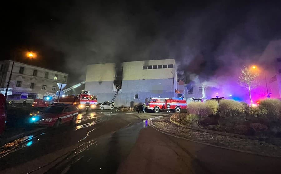 Hasiči zasahovali pri požiari v obchode v centre českého mesta Benešov.