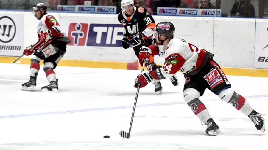 Na snímke vpravo hráč HC MV Transport Prešov Aurel Nauš v predohrávke 17. kola Tipos extraligy HC MV Transport Prešov - HK Dukla Ingema Michalovce.