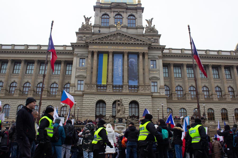 Demonštranti protestovali pred budovou