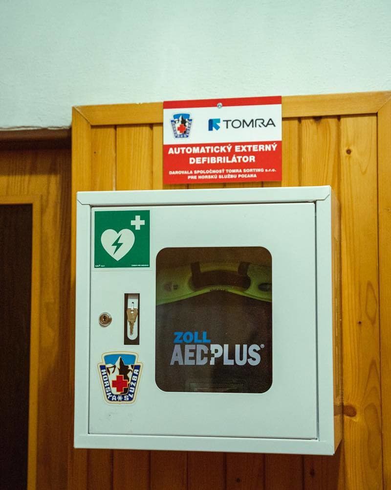 Automatický defibrilátor poskytuje obrazové a hlasové pokyny a pomôcky počas fázy kardiopulmonálnej resuscitácie. | Nový Čas Automatický defibrilátor poskytuje obrazové
