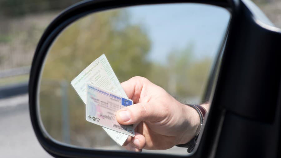 Ein Mann zeigt Führerschein