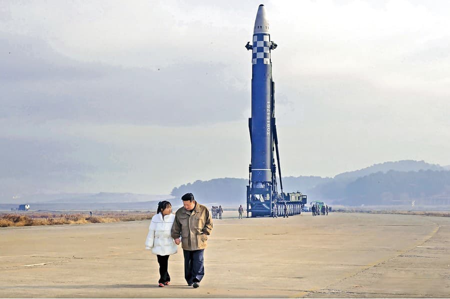Záber s dcérou a raketou v pozadí pôsobí ako premyslený odkaz.