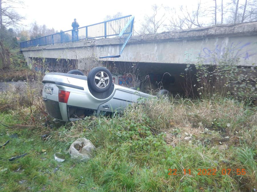 Vodič skončil s prevráteným autom pod mostom, nafúkal vyše 1,8 promile.
