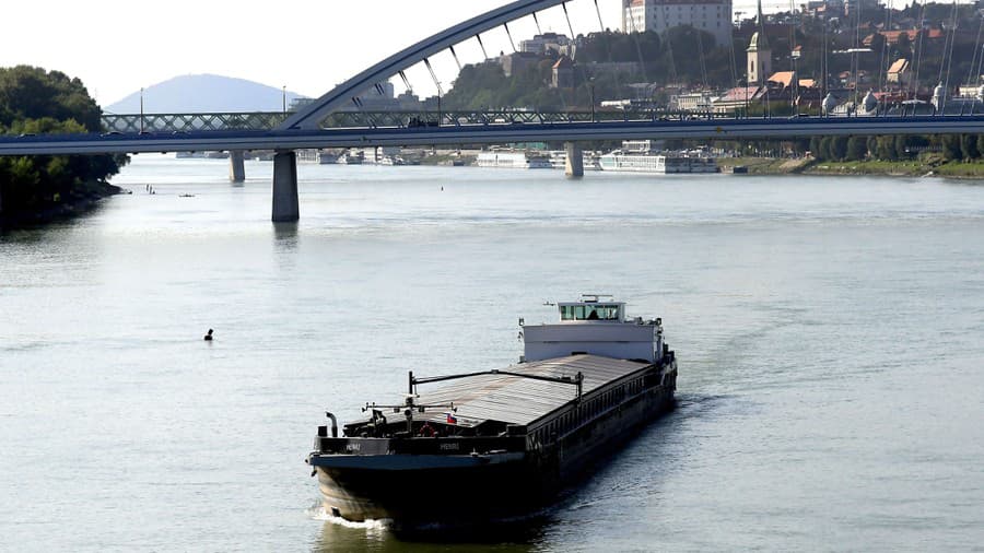 Nákladná loď na Dunaji