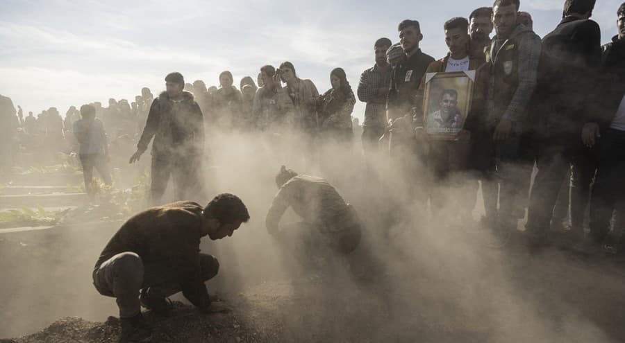 Sýrski Kurdi pochovávajú mŕtvych